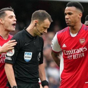 九游娱乐平台-三重打击注定枪手被逆转 球迷：裁判该穿曼城球衣！